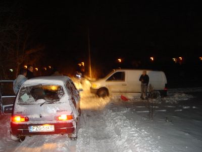 W piątkowe popołudnie ns ul. Sucharskiego zakopał się m. in. bus jednej z firm ochroniarskich