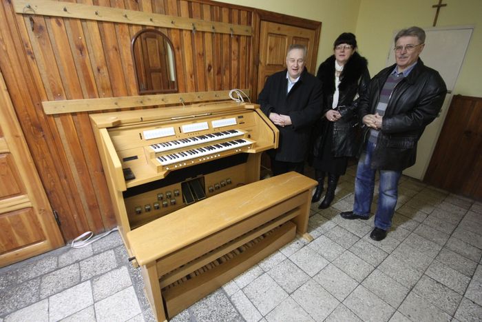 Instrument parafii kierowanej przez ks. Józefa Adamczaka sprezentowali Gabriela i Peter Seidel
