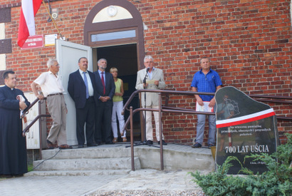 Na pamiątkę obchodów 700-lecia odsłonięto pamiątkowy obelisk