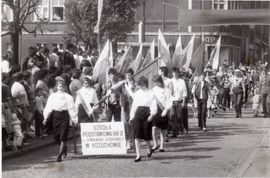 Pochód pierwszomajowy  - prawdopodobnie gdzieś w latach 80-tych XX w.  (zdjęcia: Archiwum szkoły)