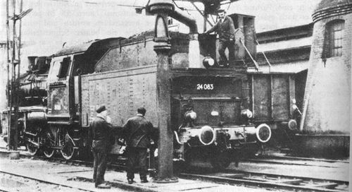 Uzupełnianie wody w parowozie na stacji w Nowej Soli.  Fot. lata 30.XX w.